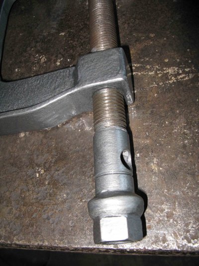 4. Screw  bottom with hole for handle  IMG_0607.jpg