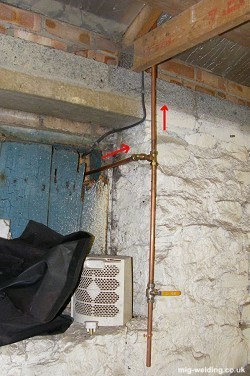 Drop leg in air system with drain valve