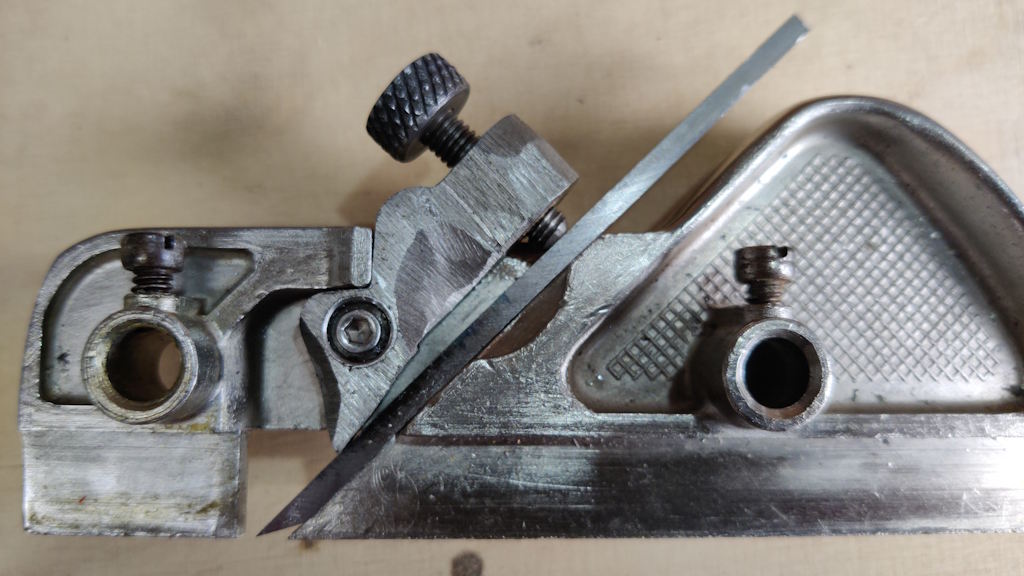2025-07-22-07-captive-screw.jpg