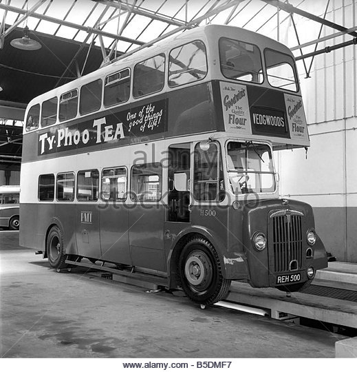 bus-balanced-on-cups-from-the-josiah-wedgewood-and-son-fine-china-b5dmf7.jpg
