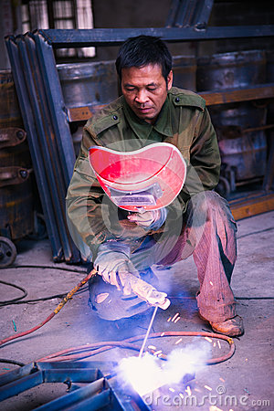 chinese-worker-welding-metal-workshop-31175833.jpg