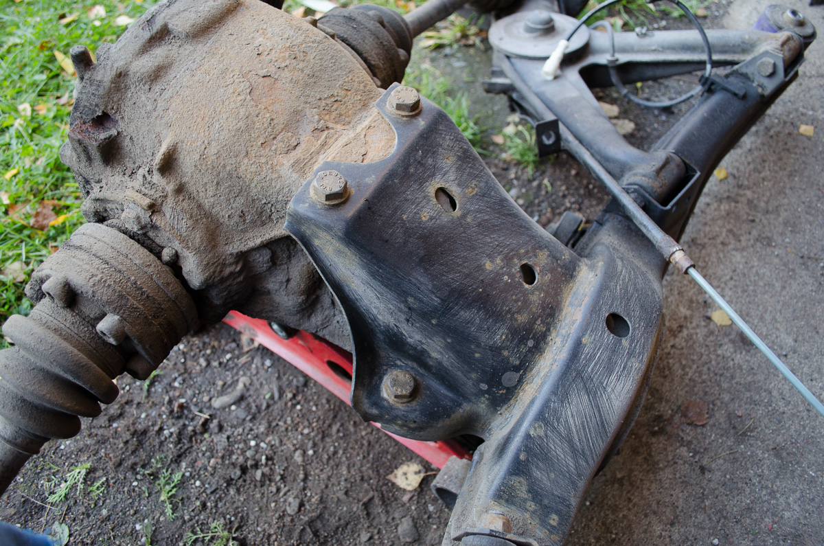 DSC_4459_E30_Differential_Mounting_Points.jpg