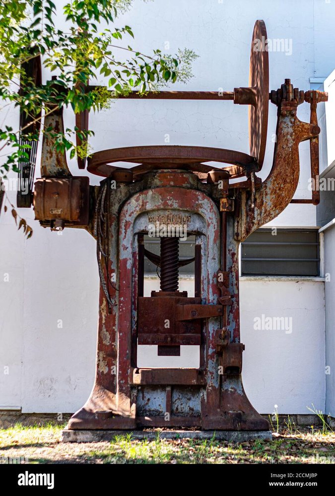 dutrannoit-charleroi-vintage-press-120-tons-from-1910-in-rusty-state-located-in-parque-industr...jpg