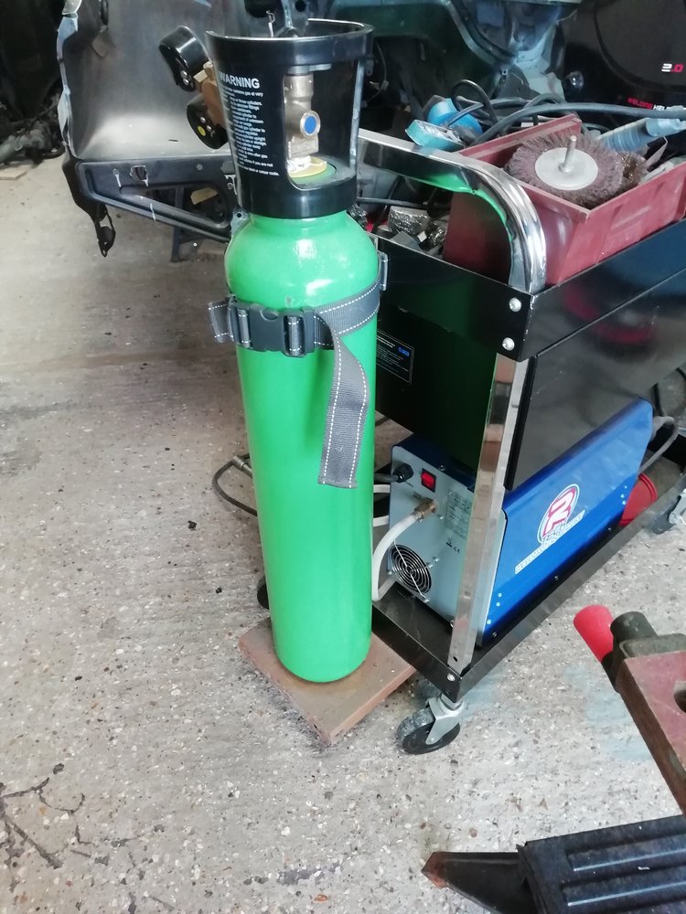 Gas bottle 1.jpg
