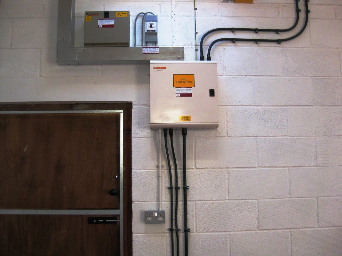 new garage inside wiring complete1.JPG