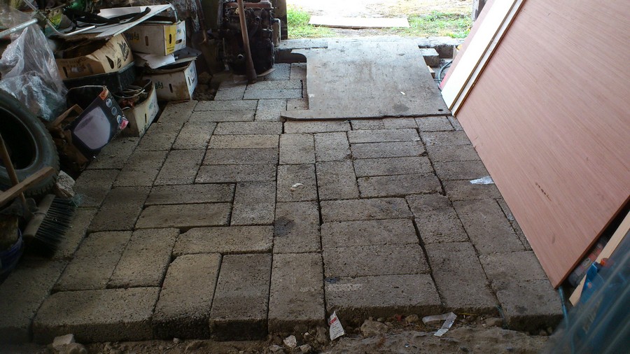 outer floor blocklaying 01.jpg