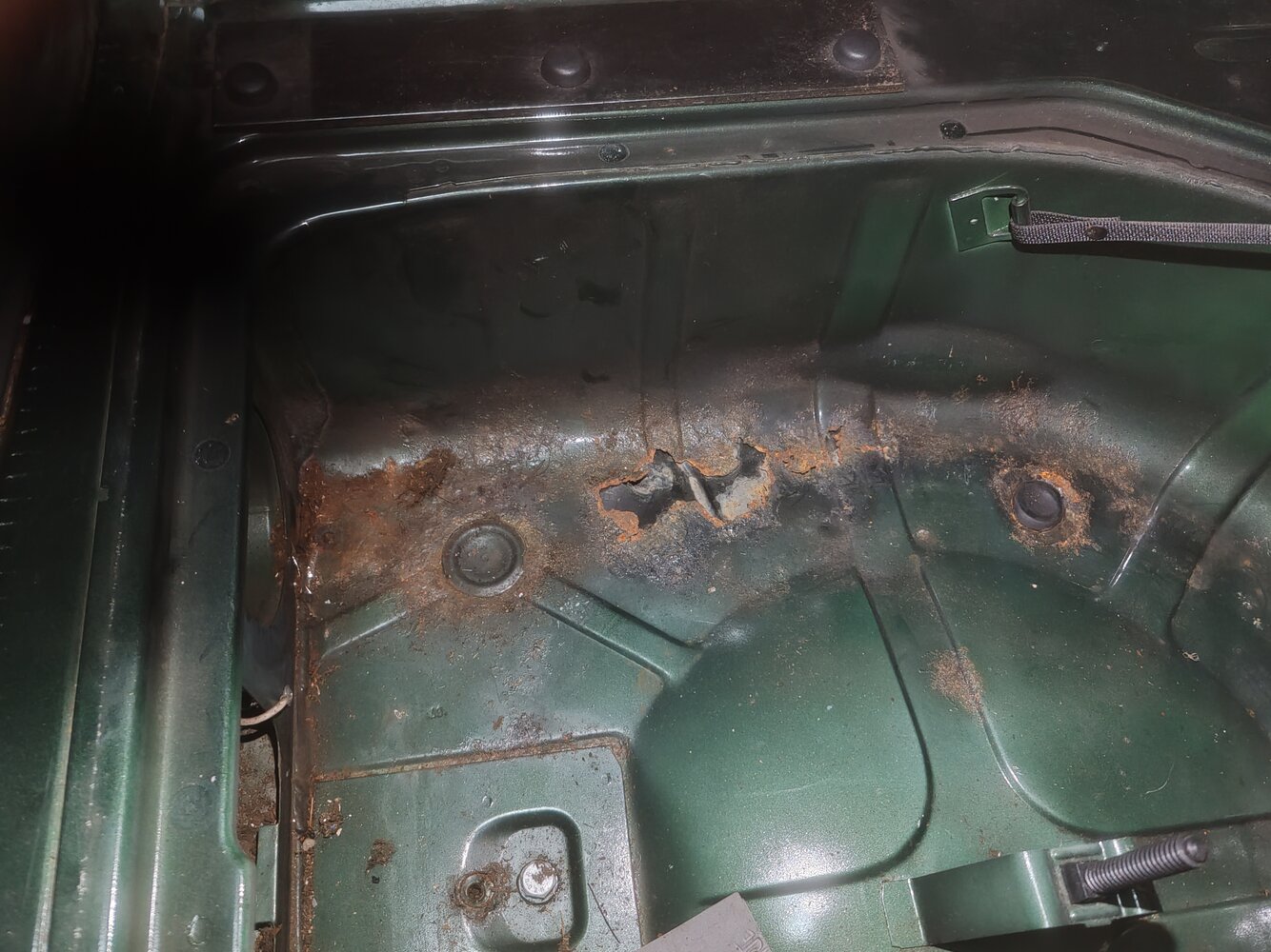 Rear end spare wheel well.jpg