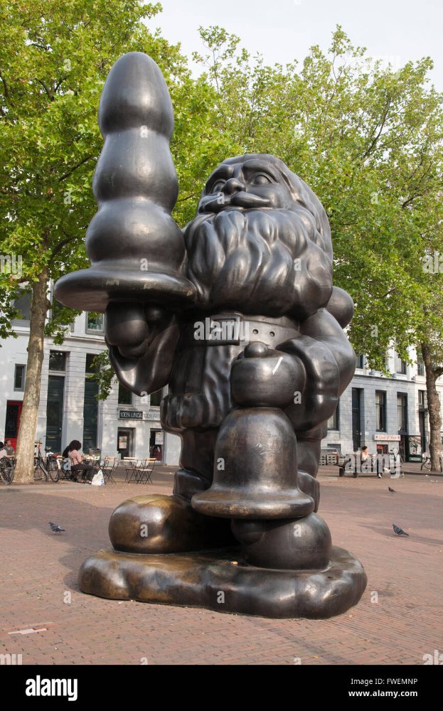 santa-claus-sculpture-by-paul-mccarthy-rotterdam-holland-FWEMNP.jpg