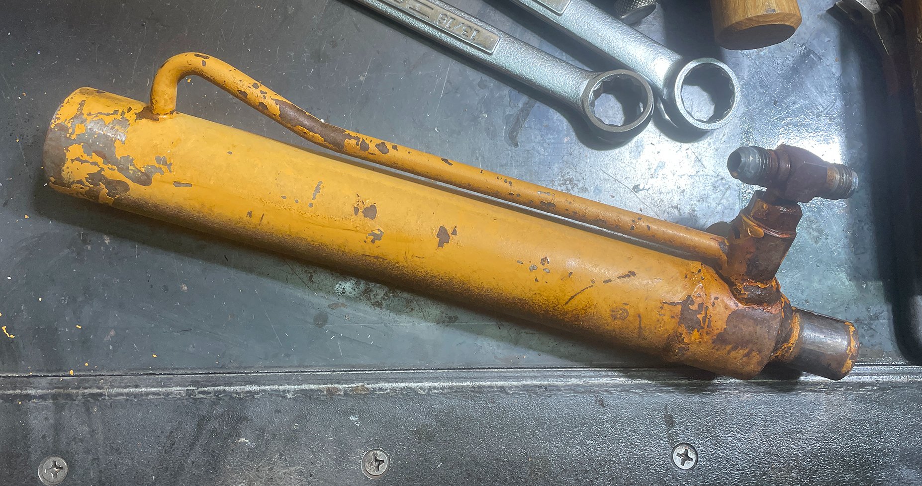 steering-cylinder-left-side-before-overhaul.jpg