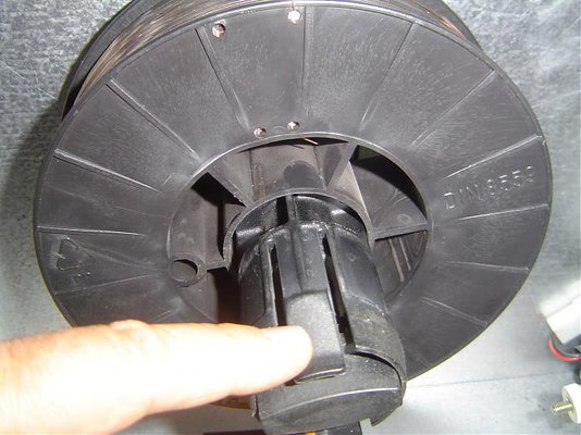 with 0.6mm reel on if its located on the peg it wont reach the locking strips..jpg