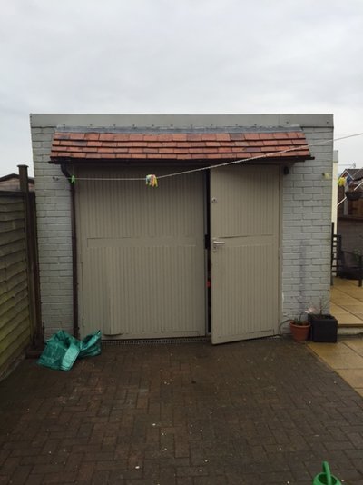 view from drive towards garage.JPG