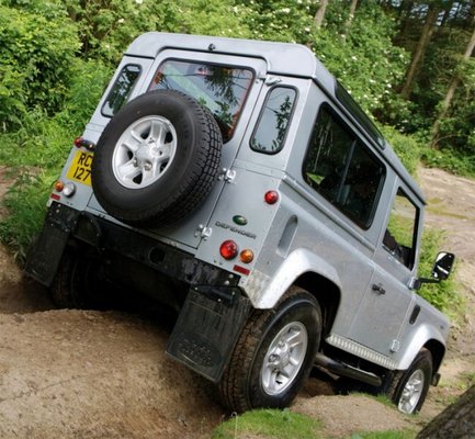 2010-Land-Rover-Defender-90-Rear-Angle-View-800x740.jpg