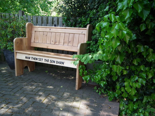 garden bench 001.JPG