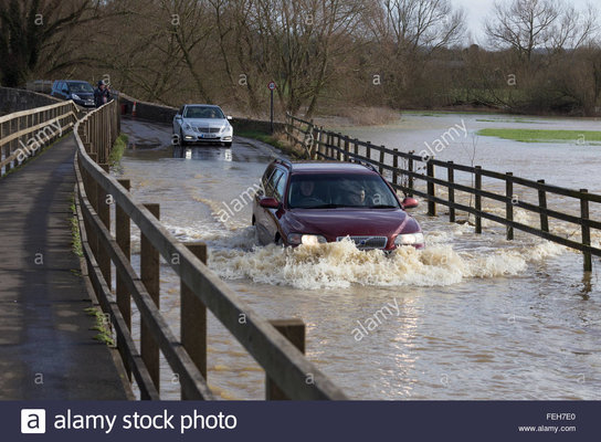 lacock-abbey-lacock-wiltshire-uk-7th-february-2016-deep-flooding-on-FEH7E0.jpg