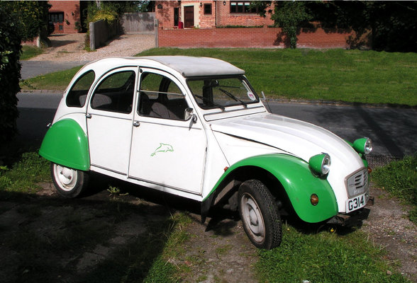 Citroen front cut out bus shelter.jpg