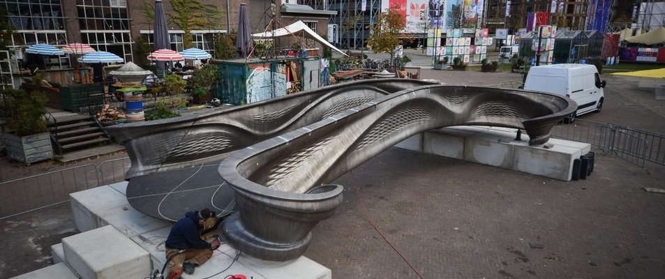 6.-MX3D-Printed-Bridge-at-DDW-by-Adriaan-de-Groot.jpg