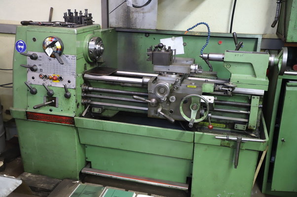 COLCHESTER_Triumph_2000_Centre_Lathe.jpg