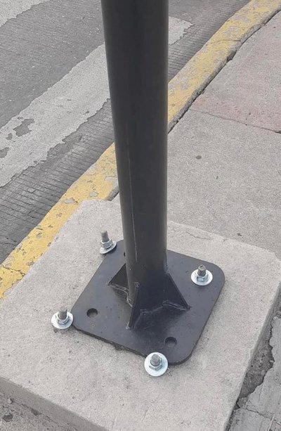 Pole with 4 offset bolts.jpg