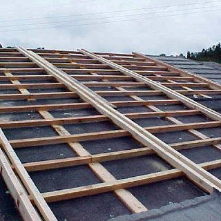 Construction-of-the-roof-deck-showing-battens-and-counterbattens-for-attaching-the-slate_Q320.jpg