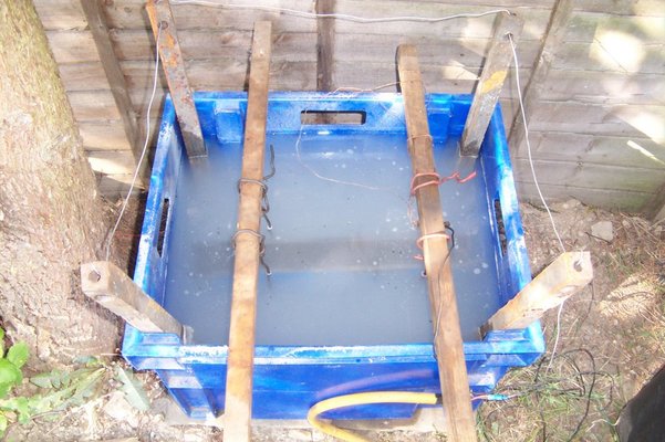 small_electrolysis_vat_cast_anodes.jpg