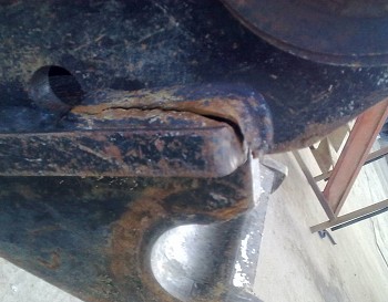 Fatigue crack in digger hitch